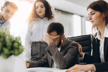 Stresli patron ofiste iş toplantısında having problem