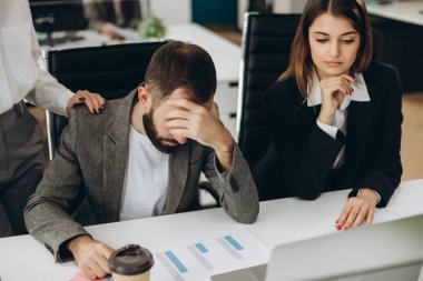 Sorun, kötü haber sahip dizüstü bilgisayar ekranına bakarak Office masada oturan üzgün adam. Yan görünüm vurguladı, işadamı çalışmak için iş kavramı başarısızlık başarısız oldu hata fark