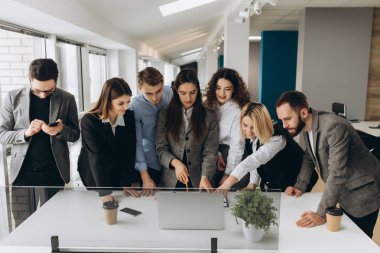 Başarılı bir takım. Yaratıcı ofiste çalışan ve iletişim kuran bir grup genç iş adamı.