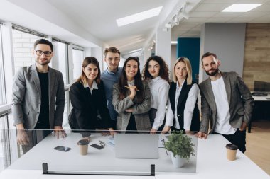 Başarılı şirket modern ofis mutlu işçiler ile.