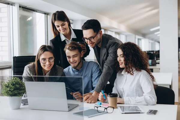 La colaboración es la clave del éxito. Jóvenes empresarios discutiendo algo mientras miran juntos el monitor de la computadora en la oficina . — Foto de Stock