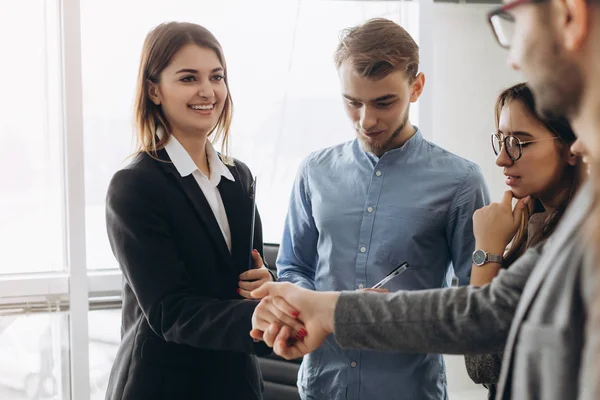 Hermosa mujer de negocios sonriente y hombre de negocios apretón de manos de pie en la oficina, un placer conocerte, primera impresión, ser promovido recompensado por el buen trabajo, empleado del mes, el desarrollo de la carrera . — Foto de Stock