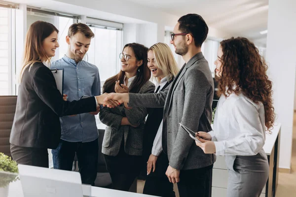 Sonriente hermosa mujer sacudiendo la mano masculina, saludo apretón de manos de mujer solicitante que llega a la entrevista de trabajo, mujer de negocios haciendo buena primera impresión en la reunión con su nuevo socio, mujeres en los negocios — Foto de Stock