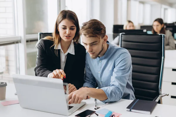 Picture of businesspeople working on computer together — Stock Photo, Image