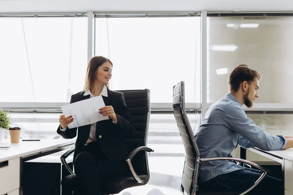 Birisi Office belgeleri veren işkadını gülümseyen.