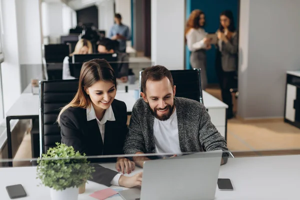 Dos colegas de negocios en la reunión en el interior de la oficina moderna — Foto de Stock