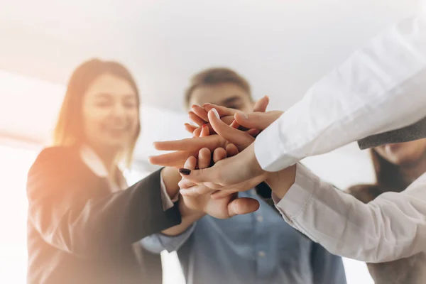 Les gens d'affaires mettent leurs mains ensemble. Une pile de mains. Unité et travail d'équipe Concept de partenariat et de cohésion . — Photo