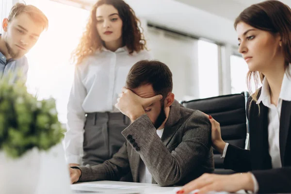 Stresli patron ofiste iş toplantısında having problem