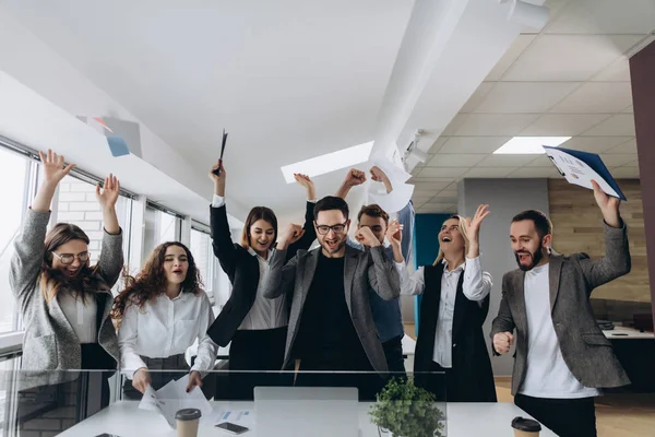 Succès et concept gagnant - heureuse équipe d'affaires célébrant la victoire au pouvoir — Photo