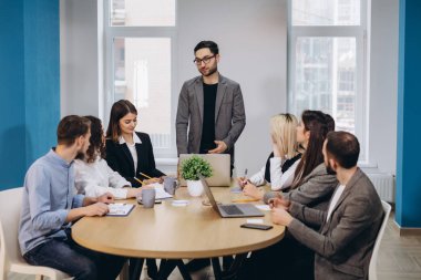 İş karşılaşma içinde modern bir ofis