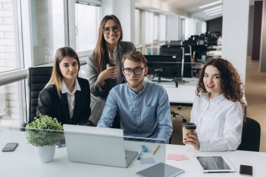 Bir bilgisayar seyir ve çalışmaları hakkında konuşurken arkadaşları.