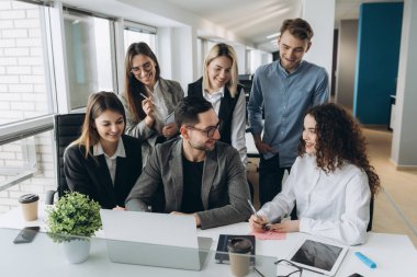 Başarılı bir takım. Yaratıcı ofiste çalışan ve iletişim kuran bir grup genç iş adamı.