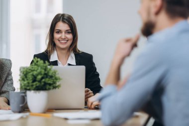 Çekici, olgun bir iş kadınının iş yerinde dizüstü bilgisayarda çalışırken çekilmiş fotoğrafı..