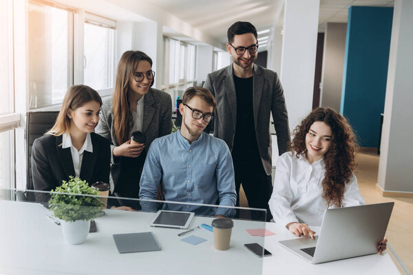 Полная концентрация на работе. Корпоративная команда, работающая в современном офисе
