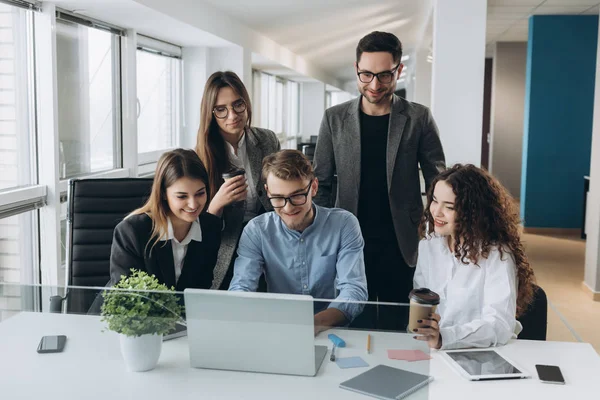 Compañeros de trabajo mirando un ordenador y hablando de trabajo . — Foto de Stock