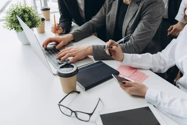 Cierre del proceso de trabajo en la reunión de negocios — Foto de Stock