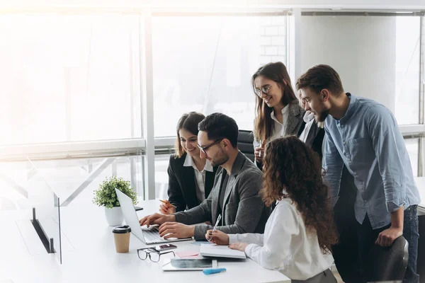 Un equipo exitoso. Grupo de jóvenes empresarios que trabajan y se comunican en una oficina creativa — Foto de Stock