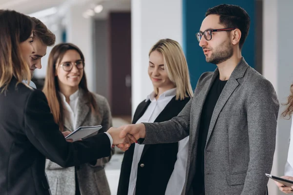 Empresario y empresaria estrechando la mano en la sala de conferencias — Foto de Stock