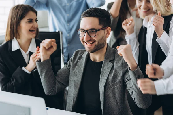 Jeune homme d'affaires heureux avec des réalisations vraiment impressionnantes, danse de la victoire, entreprise à croissance rapide, récompensé, a remporté un bon contrat, accord réussi, des nouvelles positives en stock, criant de bonheur — Photo