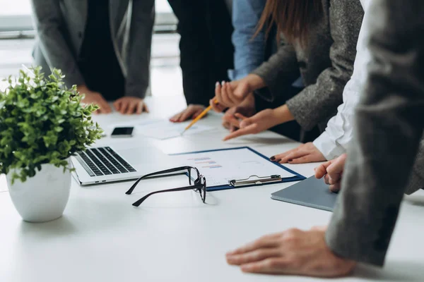 Cierre del proceso de trabajo en la reunión de negocios — Foto de Stock