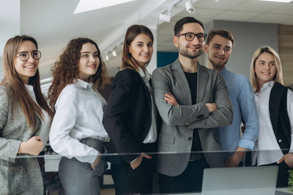 Ofiste poz veren iş ekibinin portresi