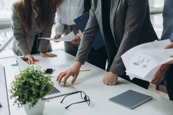 Cierre del proceso de trabajo en la reunión de negocios — Foto de Stock