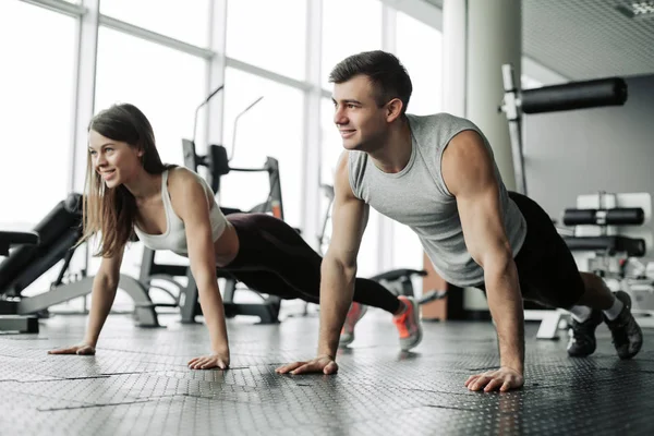 spor salonunda tahta egzersiz yaparak sportif genç Çift