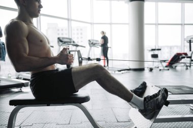 Yakışıklı güçlü atletizm Erkekler kaslı vücut geliştirmeci yakışıklı erkekler spor salonu çıplak gövde egzersizleri yapıyor kaslar egzersiz vücut geliştirme kavramı arka plan - pompalama