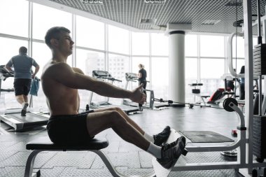 Yakışıklı güçlü atletizm Erkekler kaslı vücut geliştirmeci yakışıklı erkekler spor salonu çıplak gövde egzersizleri yapıyor kaslar egzersiz vücut geliştirme kavramı arka plan - pompalama