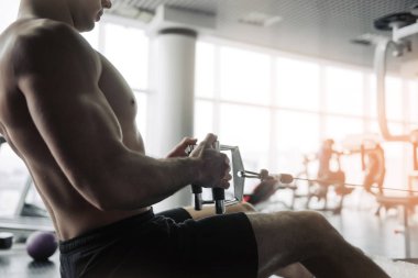 Yakışıklı güçlü atletizm Erkekler kaslı vücut geliştirmeci yakışıklı erkekler spor salonu çıplak gövde egzersizleri yapıyor kaslar egzersiz vücut geliştirme kavramı arka plan - pompalama