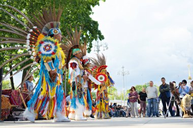  Moskova, Rusya 26 Mayıs 2019 Moskova'da ulusal kostümlü perulu kızılderililer bir grup şarkı ve dans.