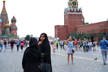 Moskova. Rusya. 21 Haziran 2019 Moskova'daki Kızıl Meydan'da Arap turist grubu.