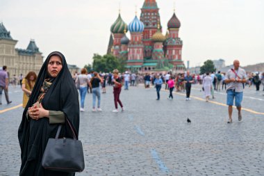 Moskova. Rusya. 21 Haziran 2019 Moskova'daki Kızıl Meydan'da Arap turist grubu.