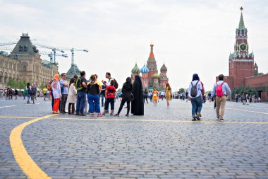 Moskova. Rusya. 21 Haziran 2019 Moskova'daki Kızıl Meydan'da Arap turist grubu.