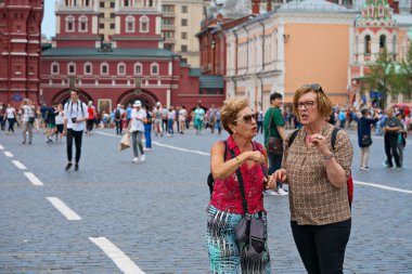 Moskova. Rusya. 21 Haziran 2019 Moskova'daki Kızıl Meydan'da Arap turist grubu.