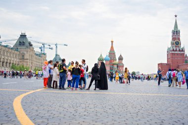 Moskova. Rusya. 21 Haziran 2019 Moskova'daki Kızıl Meydan'da Arap turist grubu.