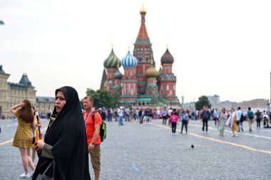 Moskova. Rusya. 21 Haziran 2019 Moskova'daki Kızıl Meydan'da Arap turist grubu.