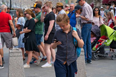 Moskova. Rusya. 21 Haziran 2019 Moskova'daki Kızıl Meydan'da Arap turist grubu.
