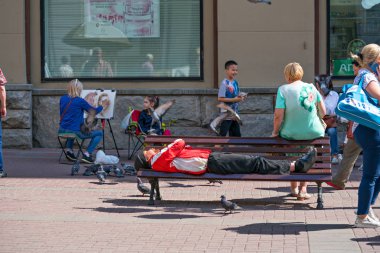    Rusya. Moskova. 23 Haziran. 2019. Tramp auper Moskova'nın merkezinde sokakta uyuyor.
