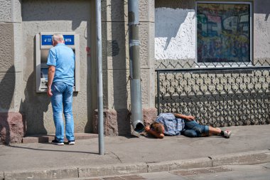    Rusya. Moskova. 23 Haziran. 2019. Tramp auper Moskova'nın merkezinde sokakta uyuyor.