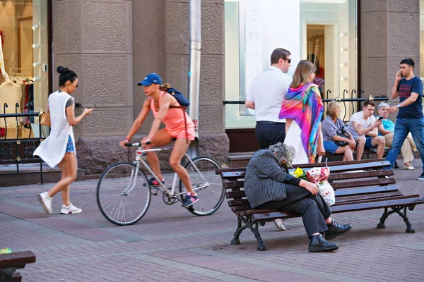 Russland Moskau Juni 2019 Der Landstreicher Schläft Auf Der Straße — Stockfoto