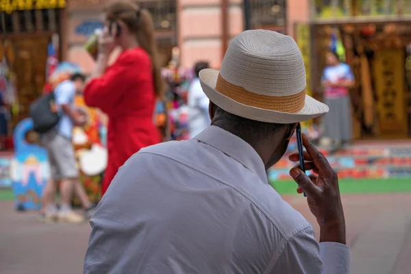 Afrikanischer Amerikaner Russland Telefoniert Mit Einem Handy — Stockfoto