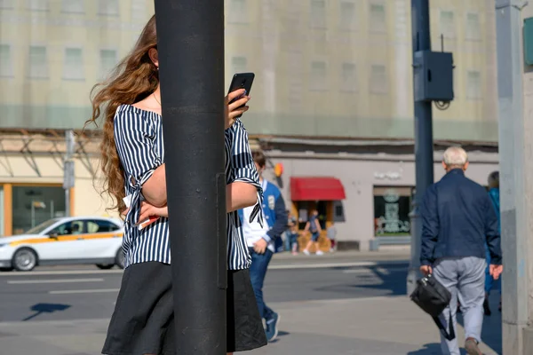 Mädchen Mit Schönen Lockigen Haaren Spricht Auf Einem Handy Auf — Stockfoto