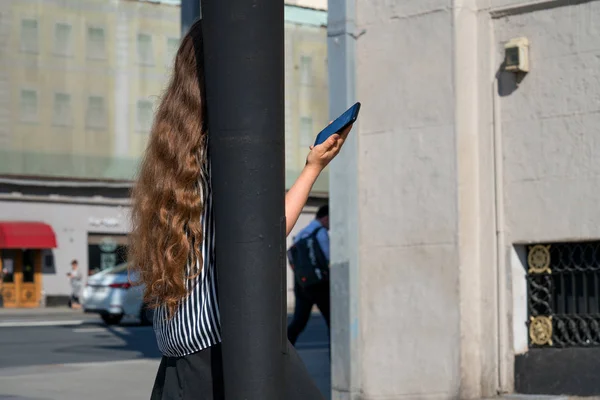 Mädchen Mit Schönen Lockigen Haaren Spricht Auf Einem Handy Auf — Stockfoto