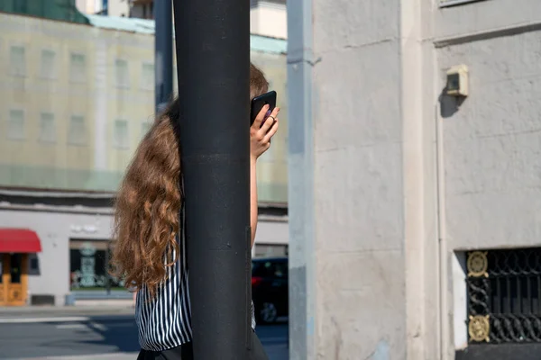 Mädchen Mit Schönen Lockigen Haaren Spricht Auf Einem Handy Auf — Stockfoto