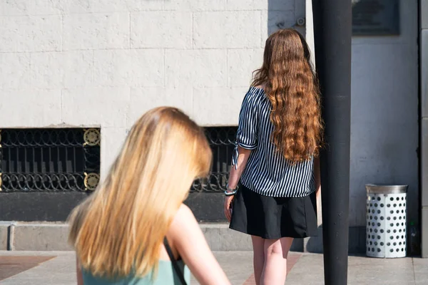 Blonde Glatte Und Rote Lockige Haare Bei Mädchen Auf Der — Stockfoto