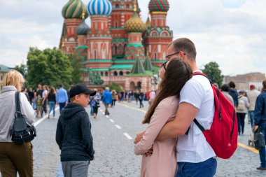 Moskova. Rusya. 15 Haziran 2019 Moskova'nın merkezindeki Kızıl Meydan'ı ziyaret eden birkaç yeni evli.
