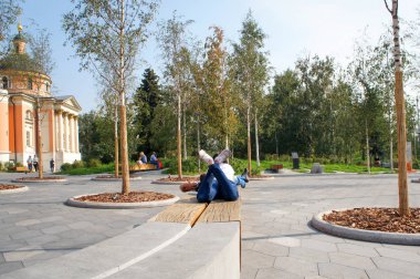 Moskova'nın merkezindeki Zaryadye Parkı'nda bir bankta yatan genç bir adam ve bir kız..