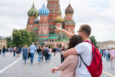 Moskova. Rusya. 15 Haziran 2019 Kızıl Meydan'ı ziyaret eden genç bir adam ve bir kız sevgi dolu turistler.