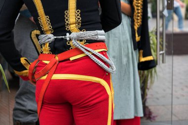 Hussar kostümü giymiş, tarihi bir yeniden yapılanma da bir aktör.